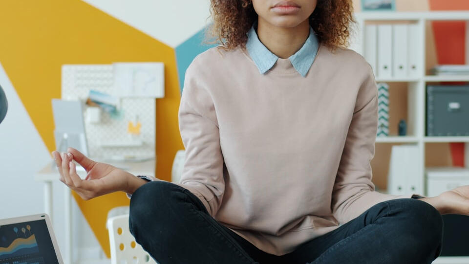 Colaboradora practicando bienestar emocional en su espacio de trabajo