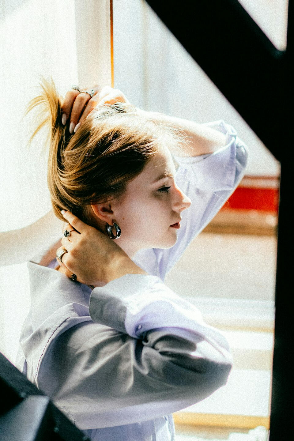 Fisioterapia laboral EquiPro Life Colaboradora estirándose en su espacio de trabajo, prevención de dolor por oficina